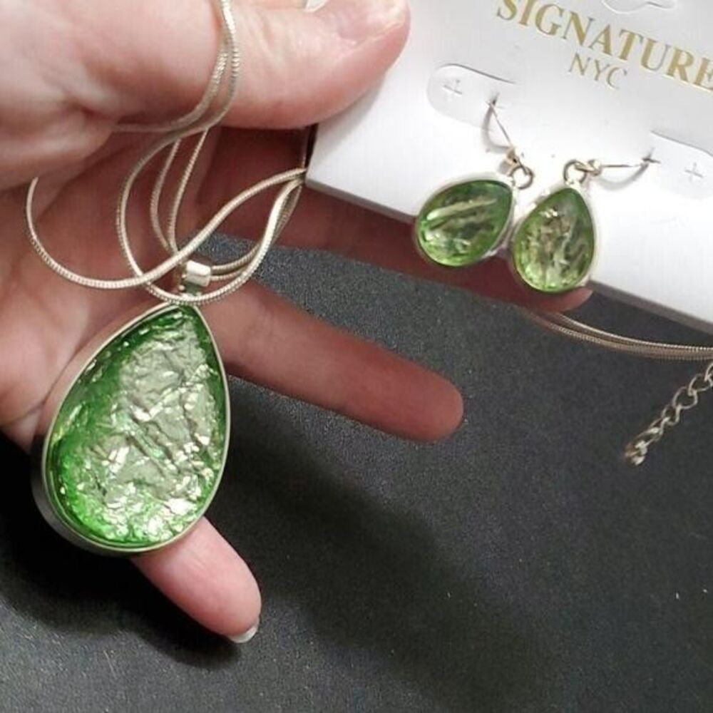 *Sale* Signature NYC Silver Tone With Green Necklace and Earring Set